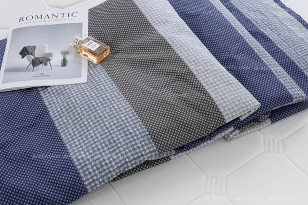 Loại chăn đắp nào dễ bị xù lông nhất?