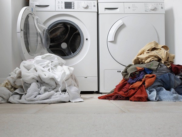 Phân loại chăn ga gối trước khi giặt sẽ giúp bảo vệ màu sắc và chất liệu