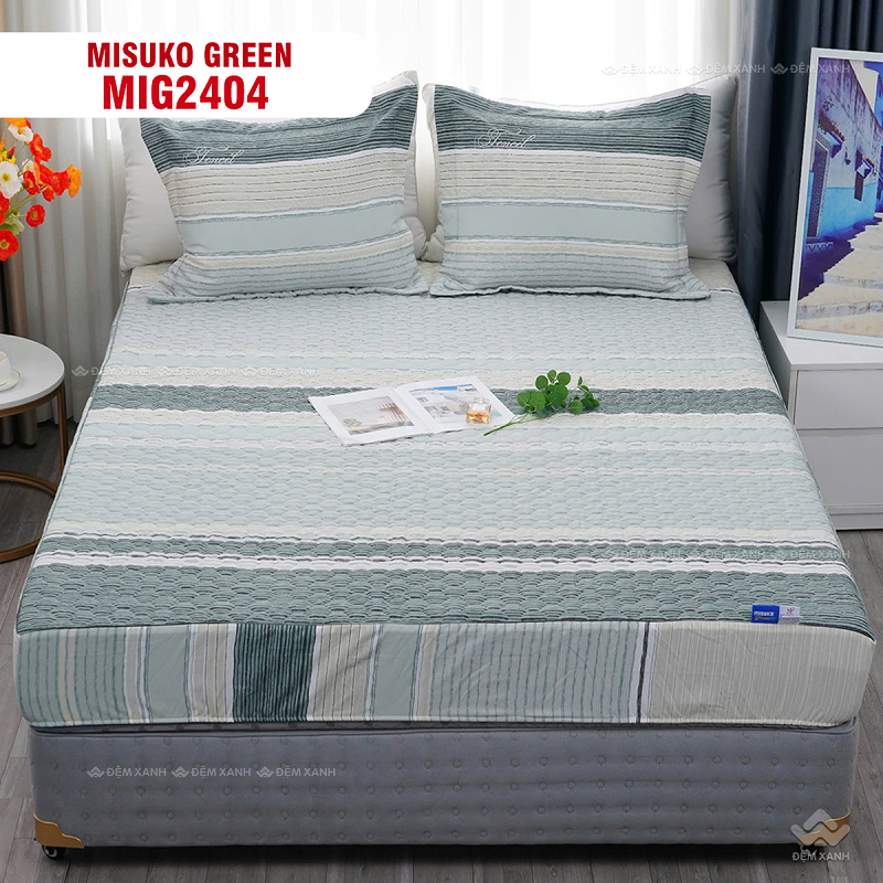 Chăn ga gối Nhật Bản Misuko Green MIG2404 mang gam màu nhã nhặn cùng họa tiết kẻ sọc hiện đại dễ phối với nhiều phong cách phòng ngủ